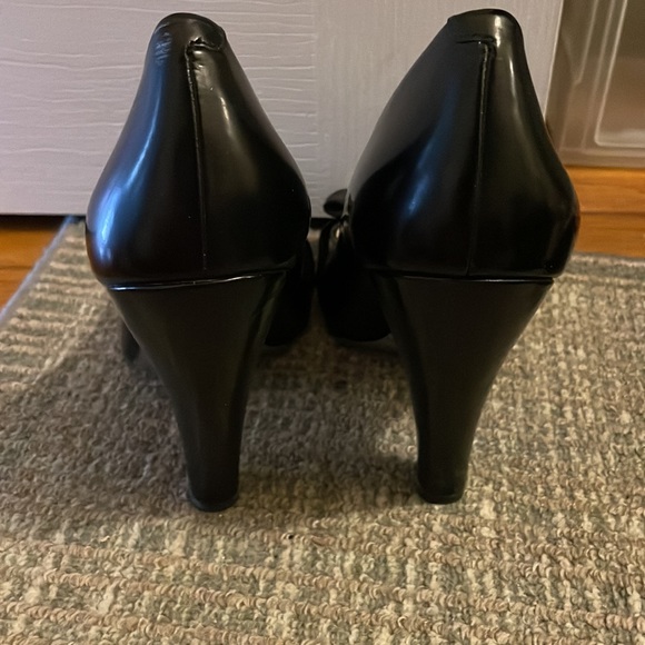Gorgeous Jessica Simpson shoes. Black peep toe with bow. - Picture 5 of 5